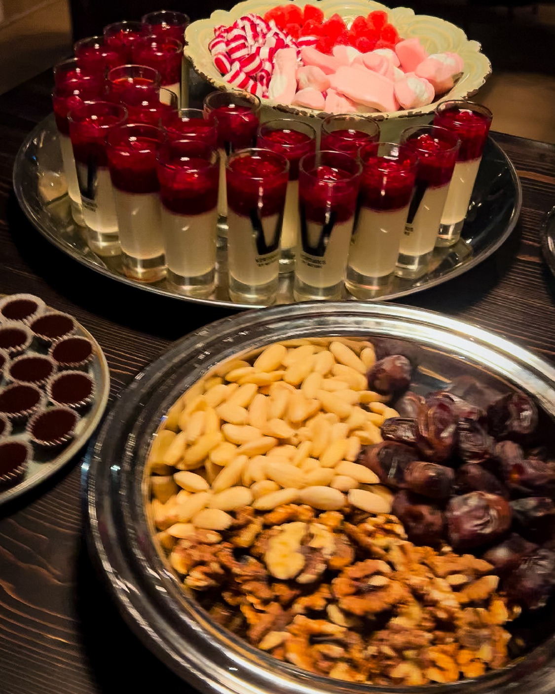 Julbordets söta avslutning: pannacotta, julgodis, nötter och dadlar