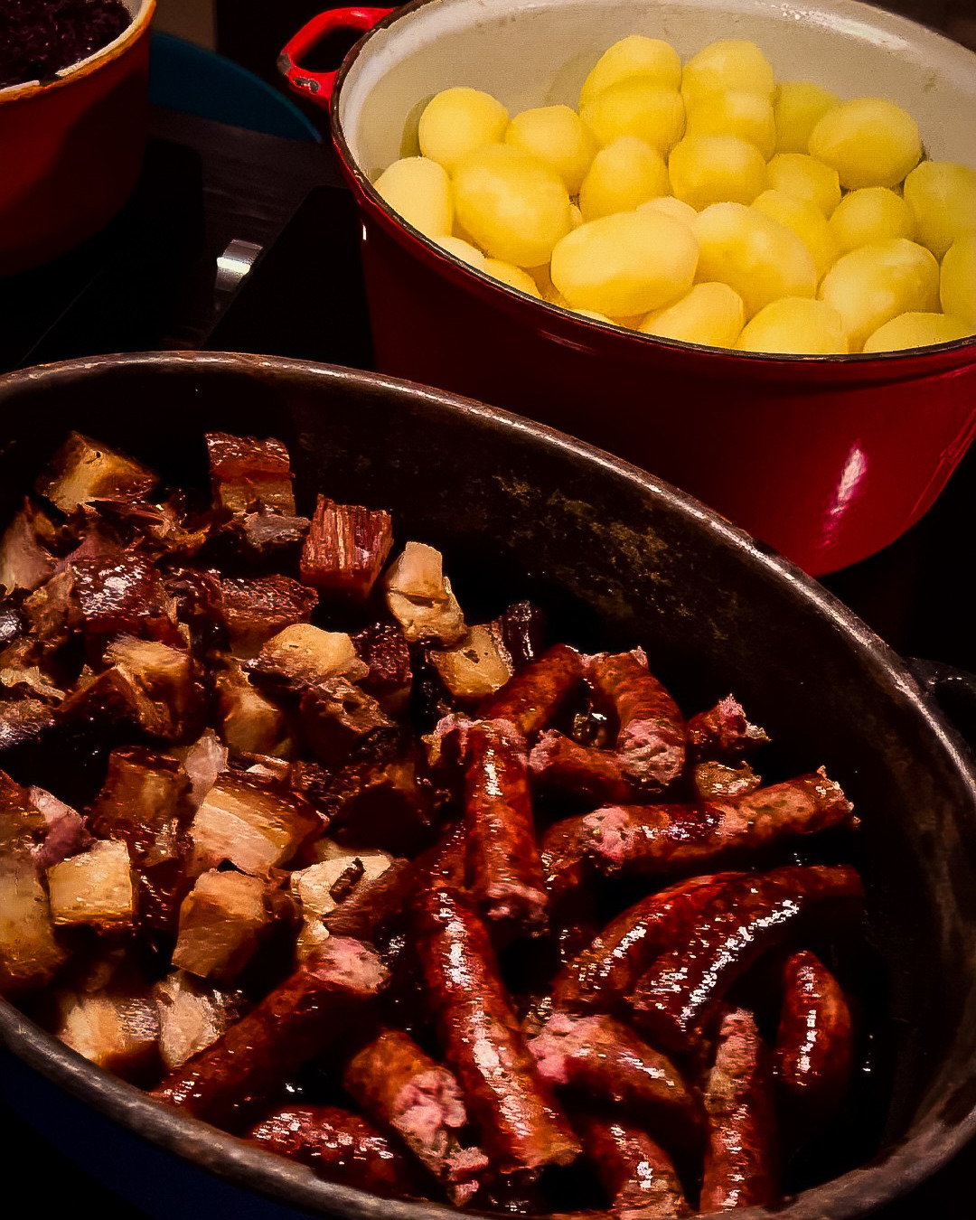 Varma rätter på julbordet: korv, fläsk och potatis