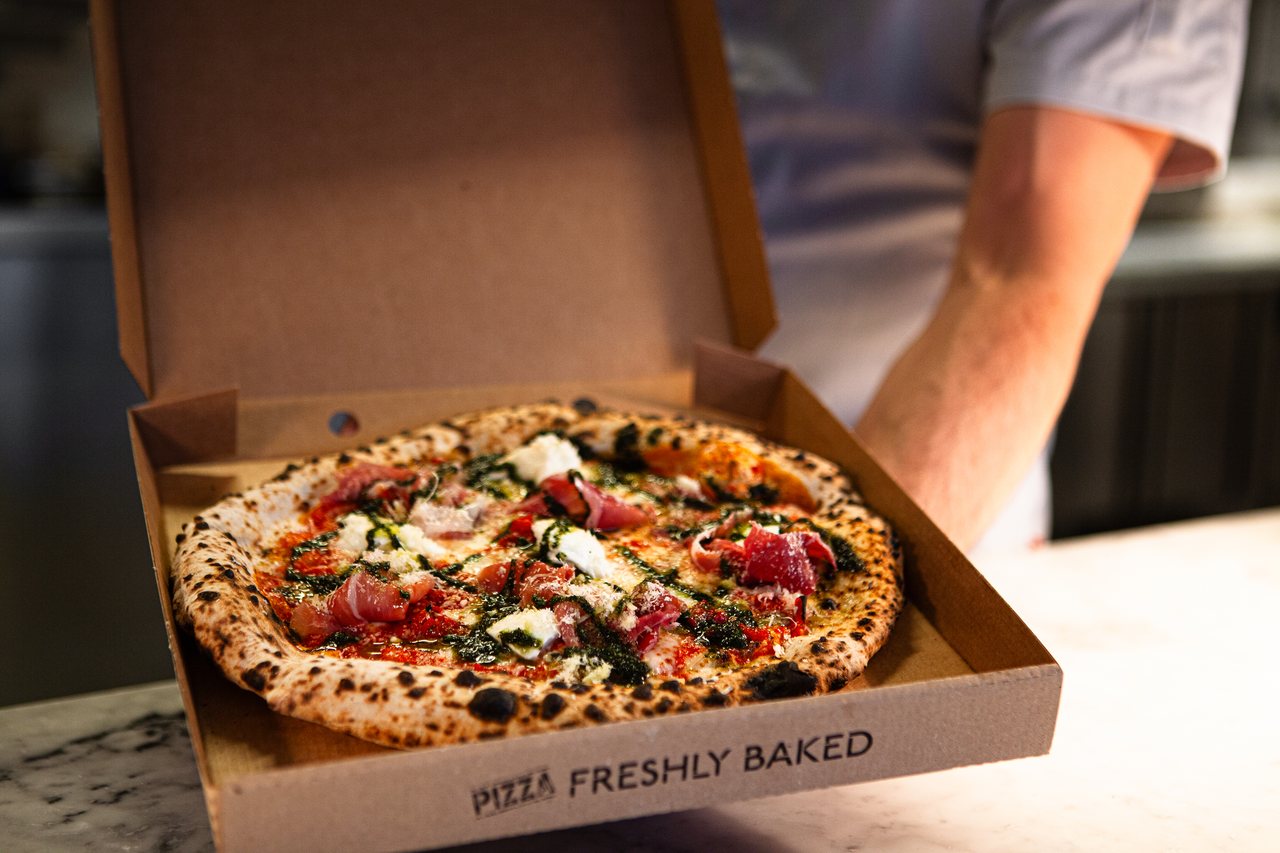 Nybakad pizza i kartong, redo att hämtas